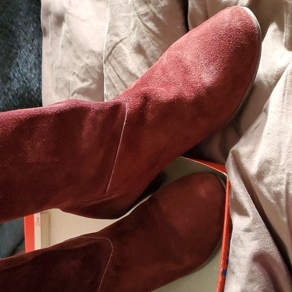 Maroon suede boots. 10M - Picture 2 of 5